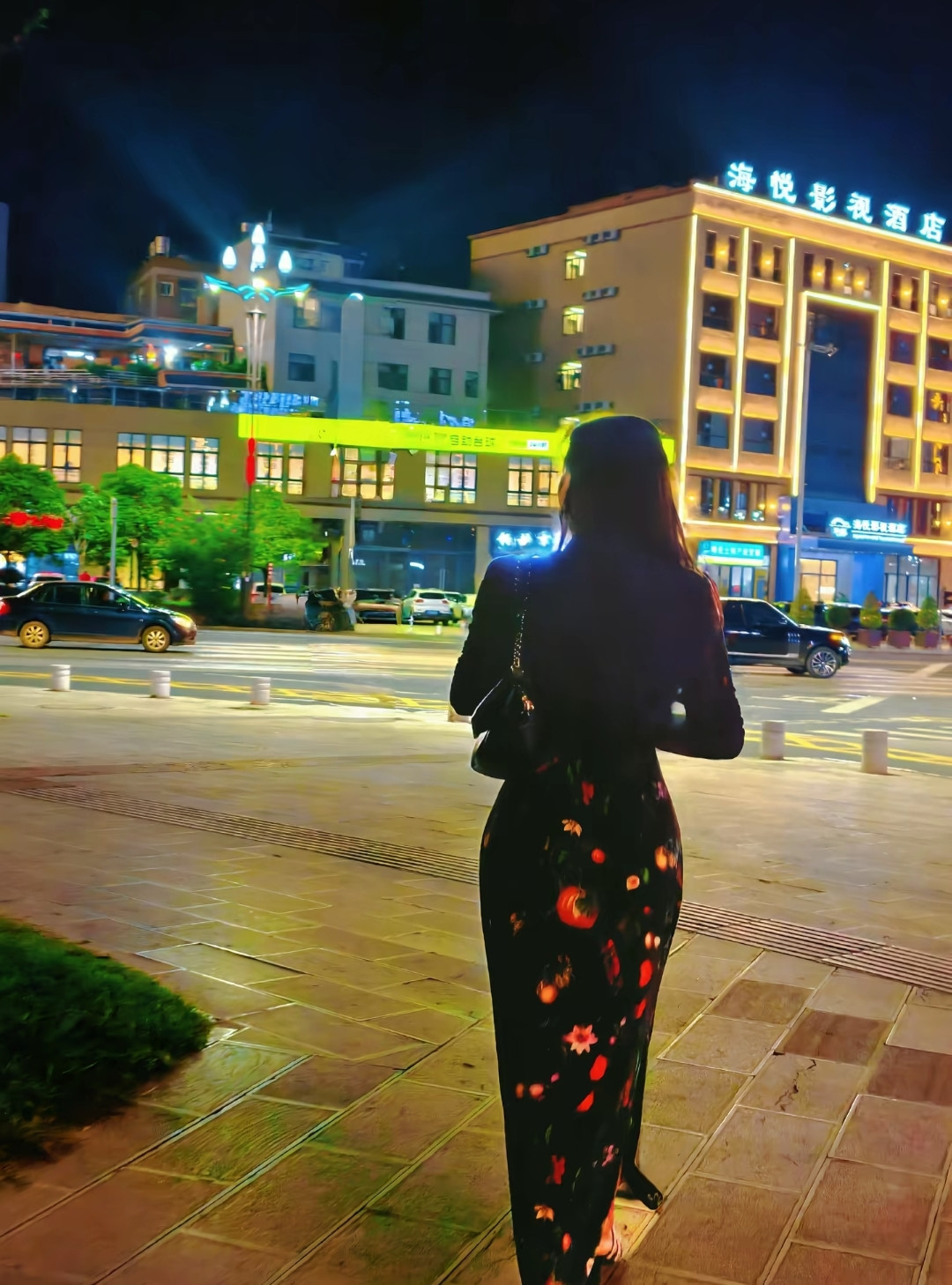 碎花裙小姐姐在夜街头“出走”啦～背影都带着洒脱劲儿。