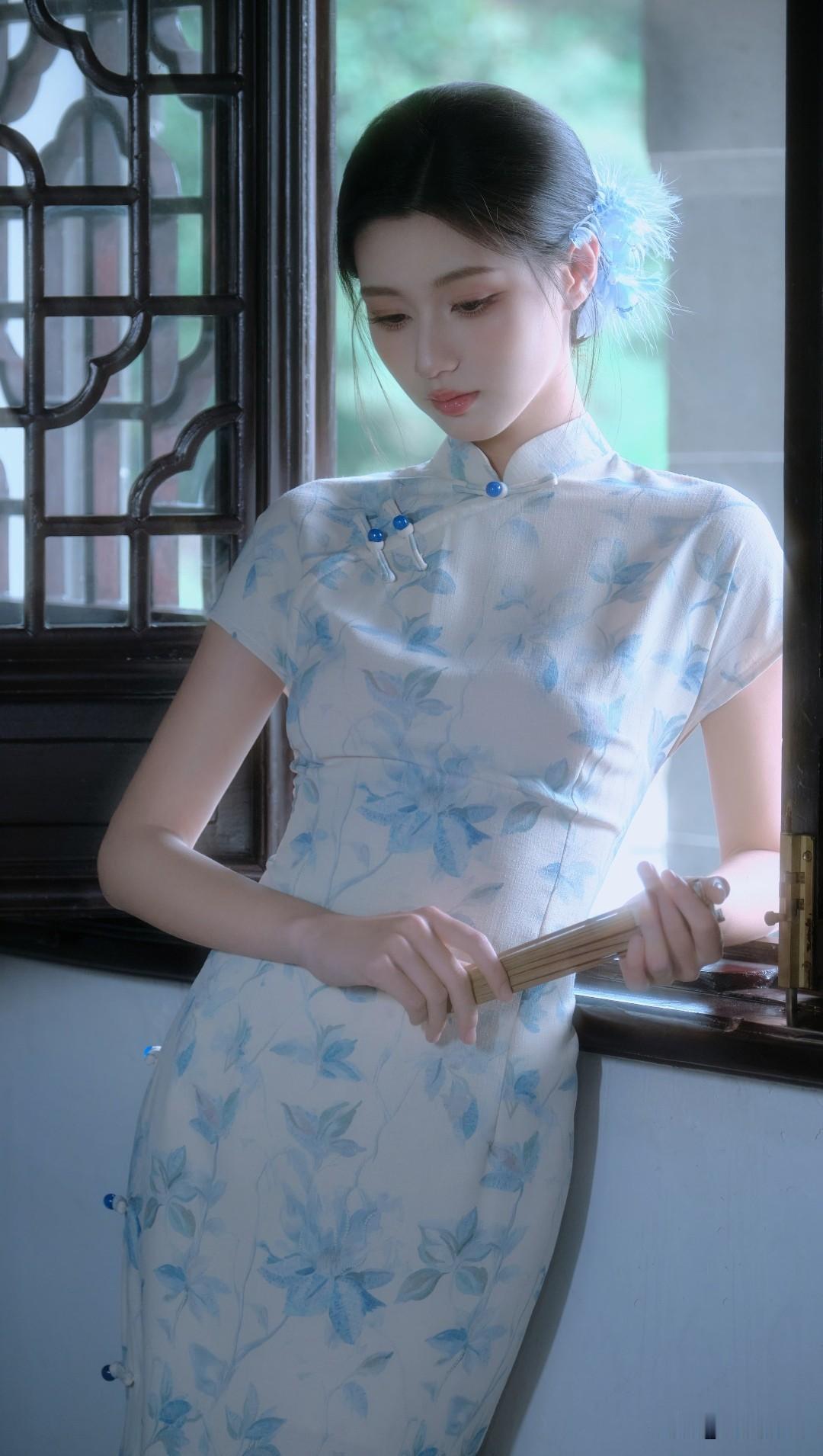 姑苏的诗意,藏在廊檐与窗棂之间清浅蓝花旗袍，如水一般温润干净素伞轻举，漫步园林悠