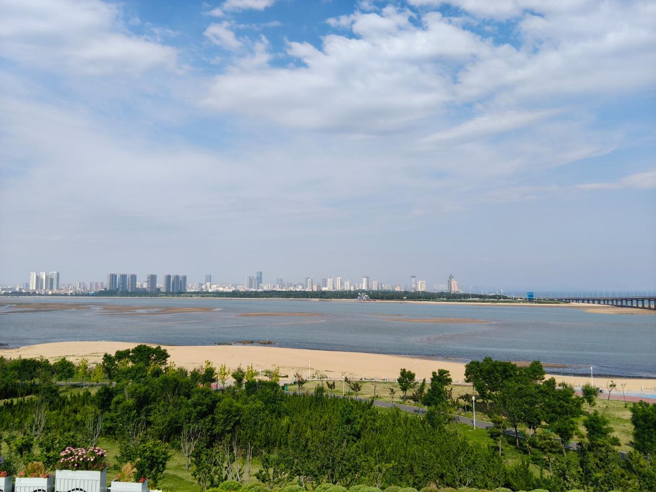 是消费紧缩还是人都变精明了？我生活在胶东沿海的小城，每年夏天来这里旅游的人