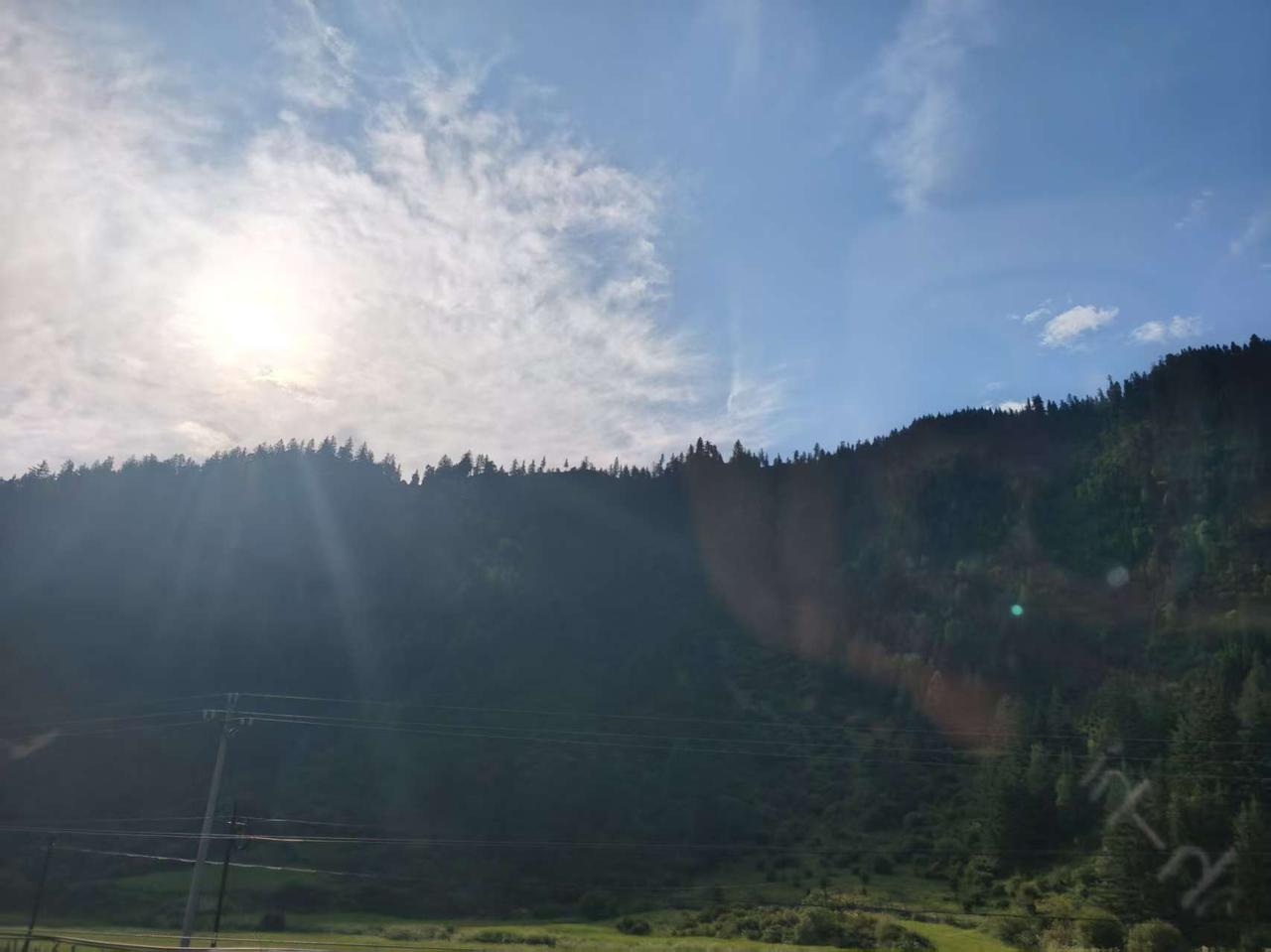 阳光洒满山间，绿意盎然，静享自然之美。
