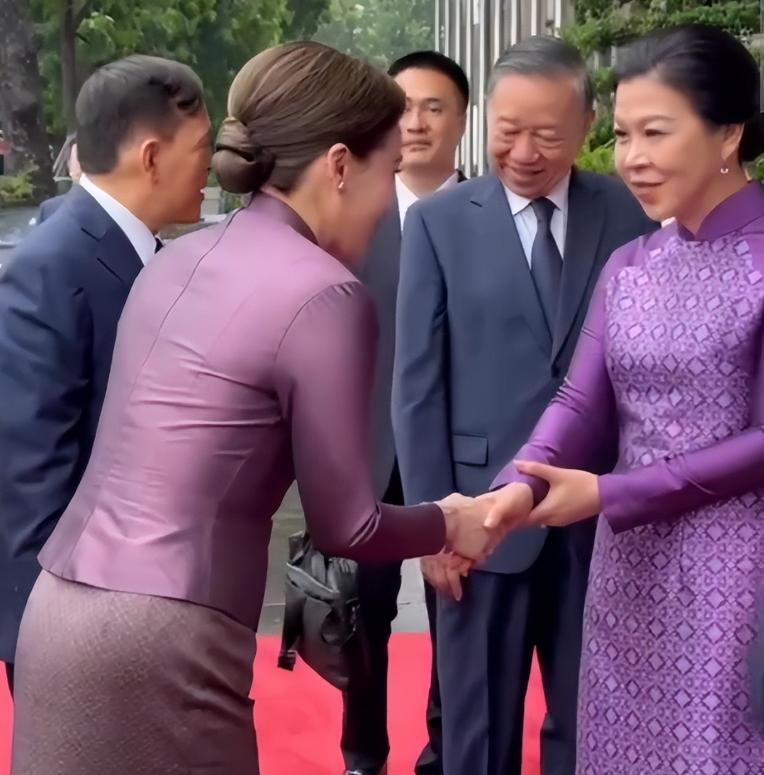 越南第一夫人接待到访的泰国王后，一身薰衣草紫色奥黛裙美翻啦！9月15日吴芳璃接待