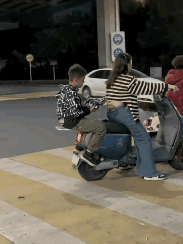 小朋友你继续拆，看大家能帮妈妈将衣服拆到哪里！