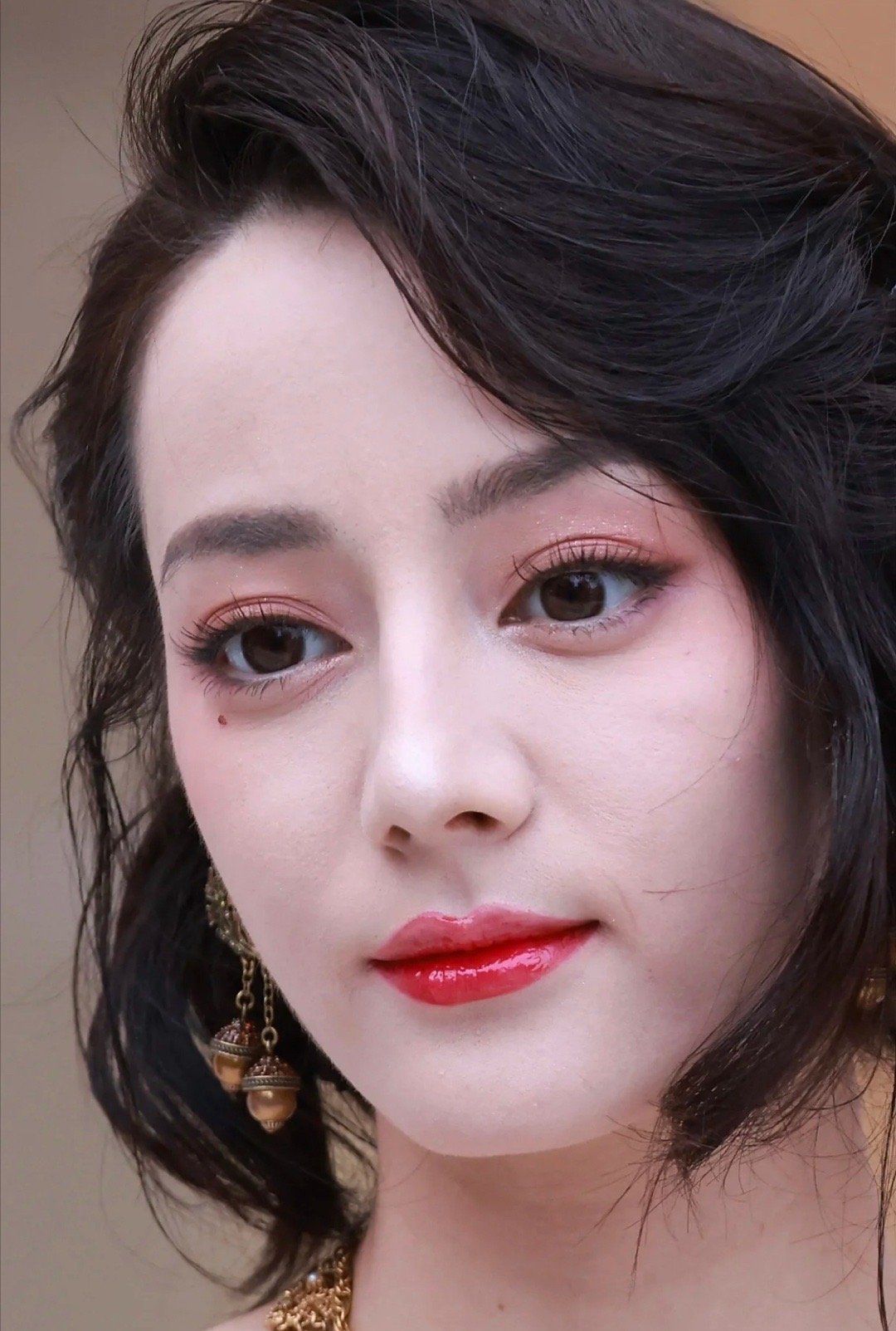 第一个想出来让迪丽热巴演狐妖的人简直是天才！生图这种水平，真的很牛了​​​