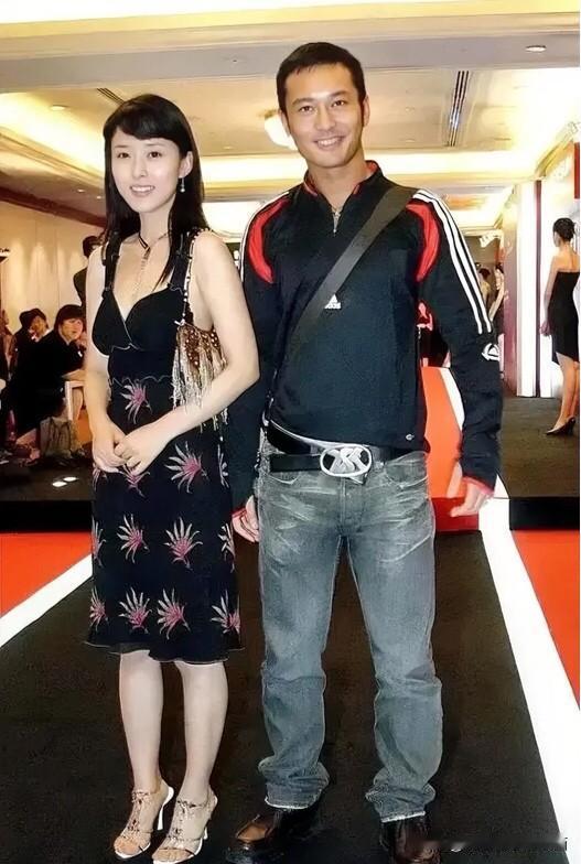 原来他们是同班同学，黄晓明早就是无人不知，无人不晓的大明星了，可是这个美女叫什么