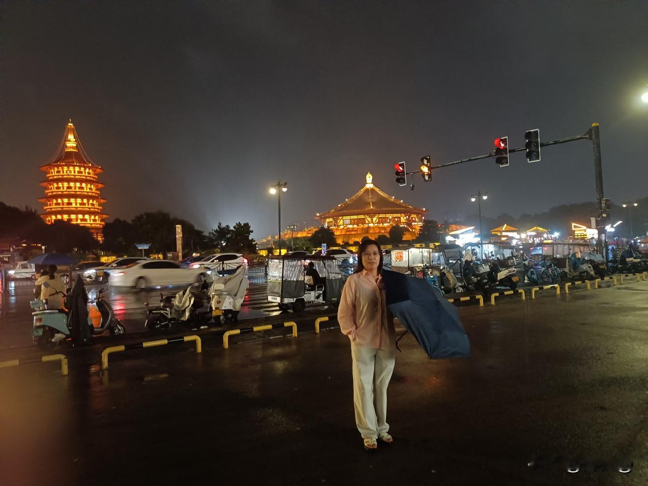 在雨中拍下了洛阳的夜景，全身都湿透了。