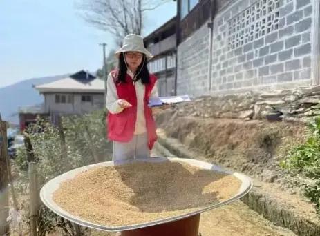 她叫邓桂娟，33岁，清华硕士，孩子还没满周岁。可她的朋友圈再也等不到一张新的全家