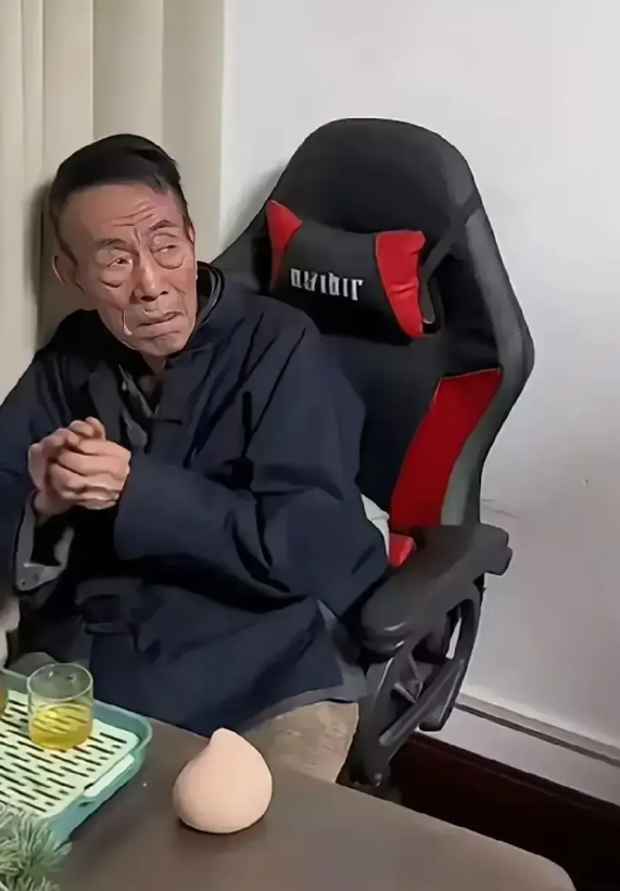 去年侯耀华去看杨少华老爷子的时候，我就觉得老爷子的表情怪怪的。按理说，有人来探