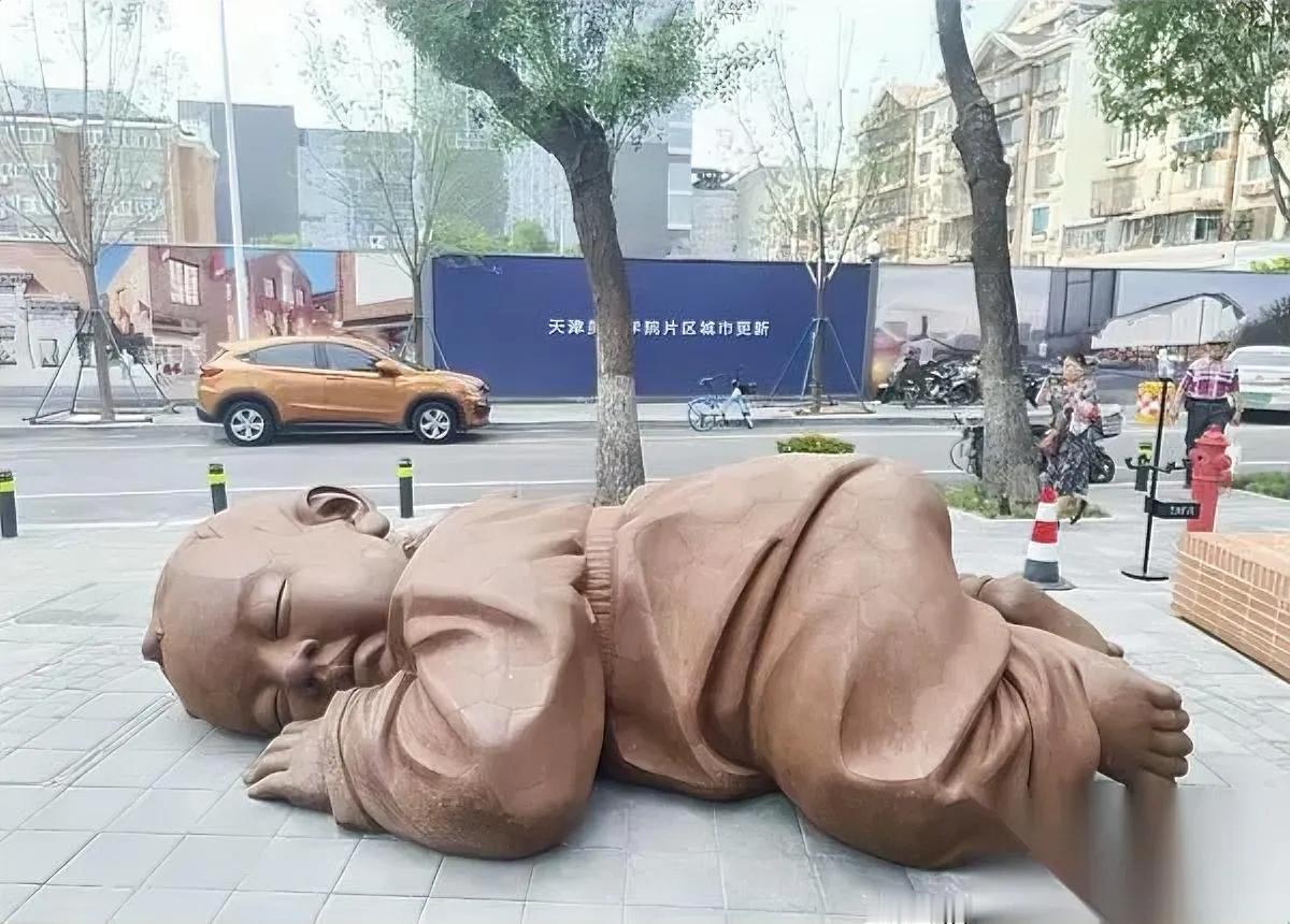 雕像被拆时，大爷笑出泪！郑州刚拆完，成都又吵翻成都街头“裸奔男孩”雕像旁