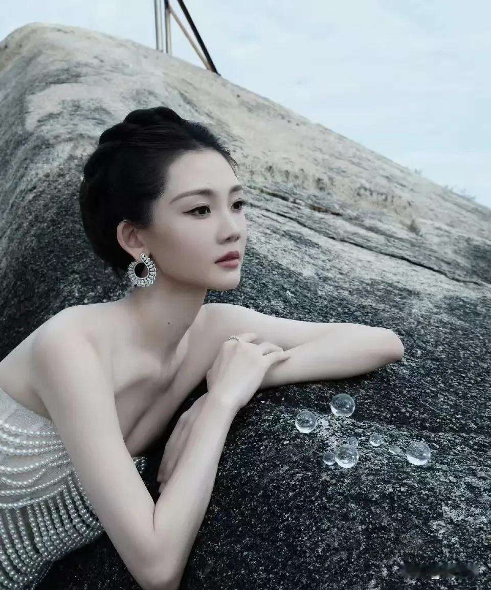 很多人说，苗苗是一个恋爱脑，因为她为了婚姻，而接二连三的生孩子，放弃了自己的事业