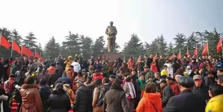 不由得你不信，到九月九日，伟大领袖毛主席走了就整整五十年，竟然还像没有走一样，仿