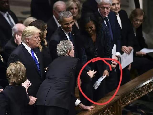 有一说一，小布什真的挺儒雅绅士，难怪在圈子中口碑不错！在父亲老布什的葬礼上，小