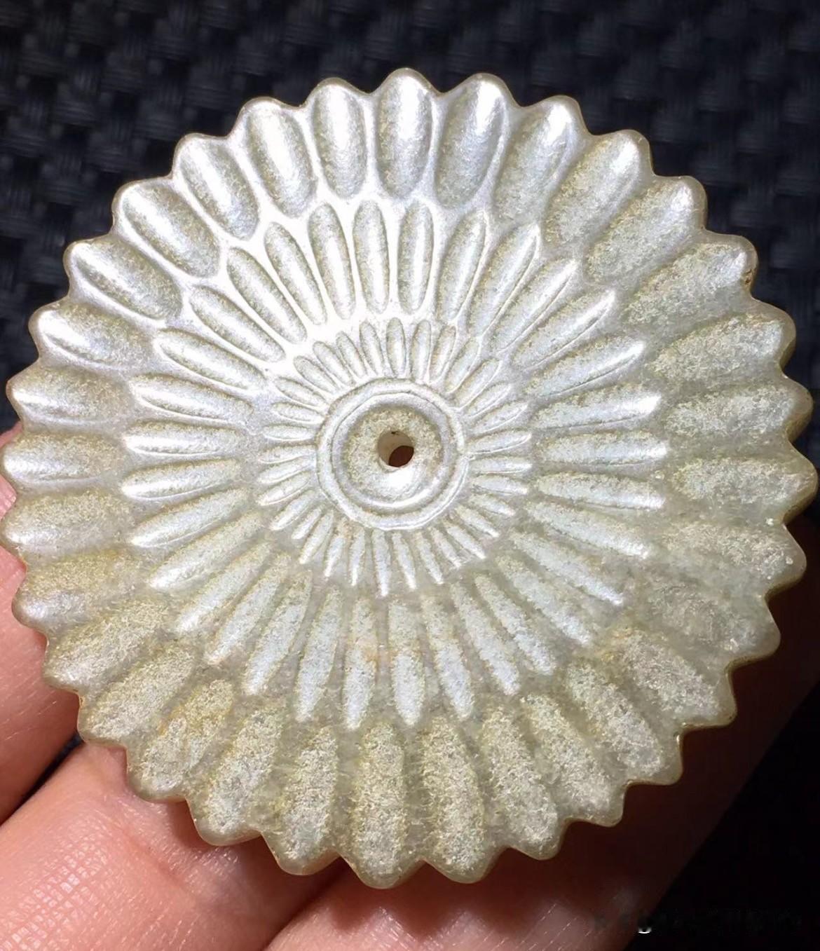 古玩行里的专业知识沁色‌：玉器自然变色，“朱砂沁红，土沁褐”名称：玉佩