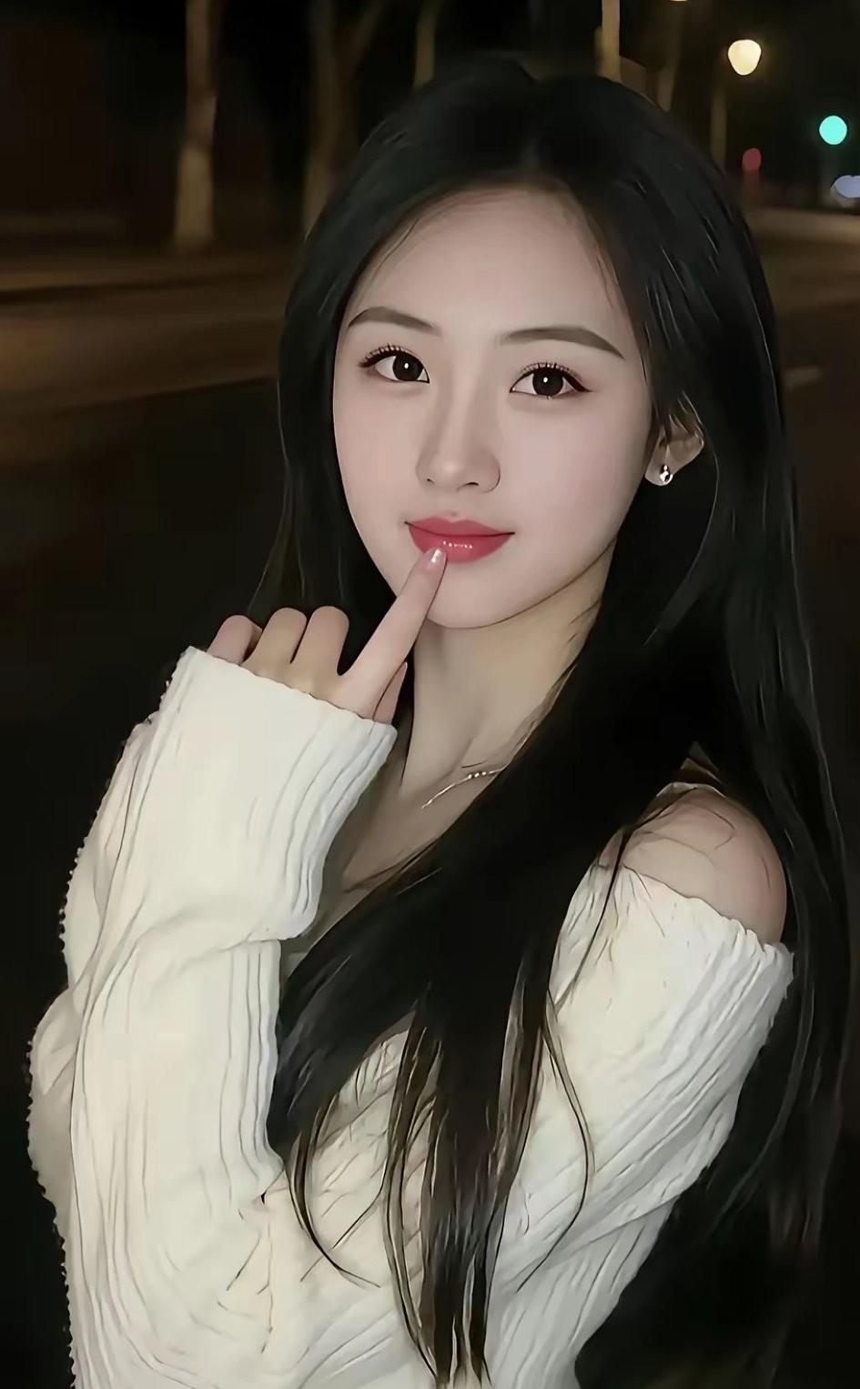 这是我的女闺蜜，年龄两位数加起来是9，你猜对了我们的芳龄，我们一起陪你去兜风。