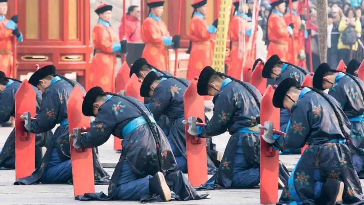 从坐而论道到跪称奴才，中国奴才文化两千年沉沦史。在清朝，一个满族大学士在皇帝