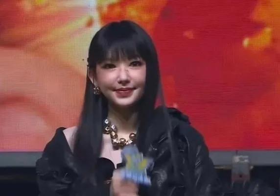 程潇：脸肿下的甜音魅力近日，程潇亮相时，不少人惊呼“脸肿了，这脸是怎么了”，