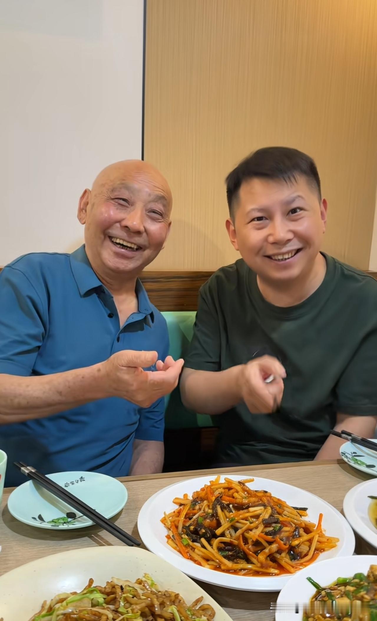 何云伟宴请王文林，两位老熟人境遇各不相同。刚刚刷到何云伟邀约王文林一起聚餐