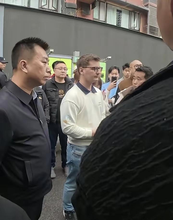 贾女士这几天估计挺忙的，店门口人越来越多，和平小屋那条巷子口有人来有人走，说要当