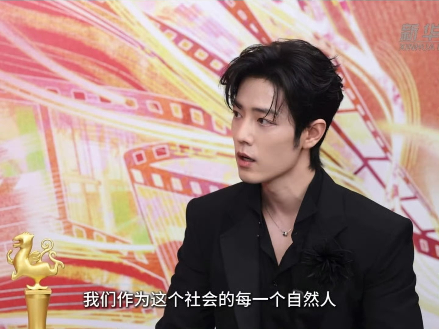 榜样不是说出来的，是做出来的。新华社的采访里，当肖战说：这个时代，每个人都要扛起