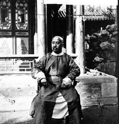 1865年，晚清名将僧格林沁，在追剿捻军的战斗中遭遇伏击，身受重伤的他躲进了麦地