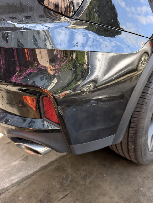 刚提车屁股塑料件就刮到了怎么办问了售后重新上漆要800块，想问问大家要不要去喷