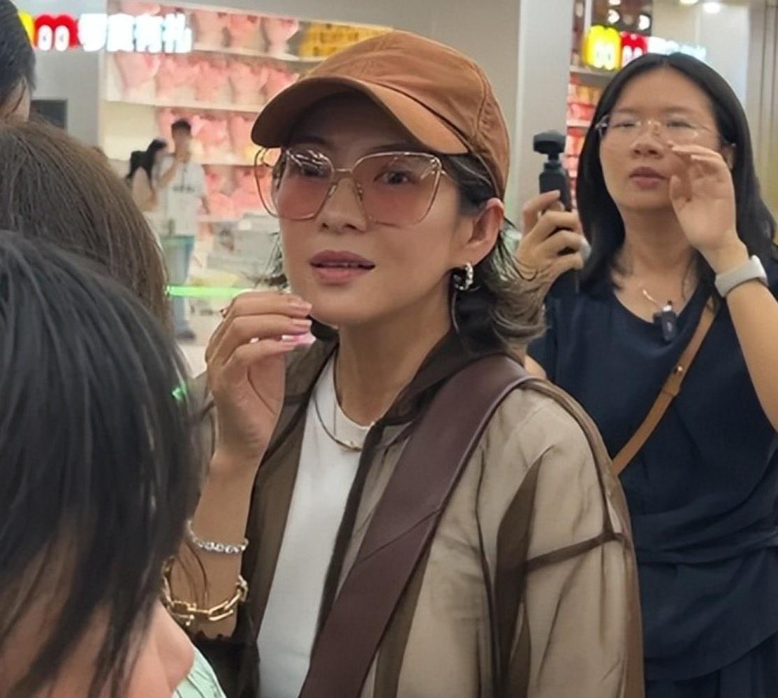 章子怡白发被偶遇，不染黑反而比精修图更有劲章子怡这次被拍到白发，我反倒觉