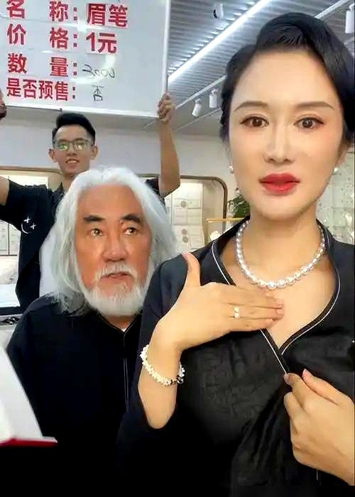 带儿子去游乐园被工作人员当场喊“爷爷”，75岁的张纪中坐不住了，转头在理发店坐了三个小时，把留了整整