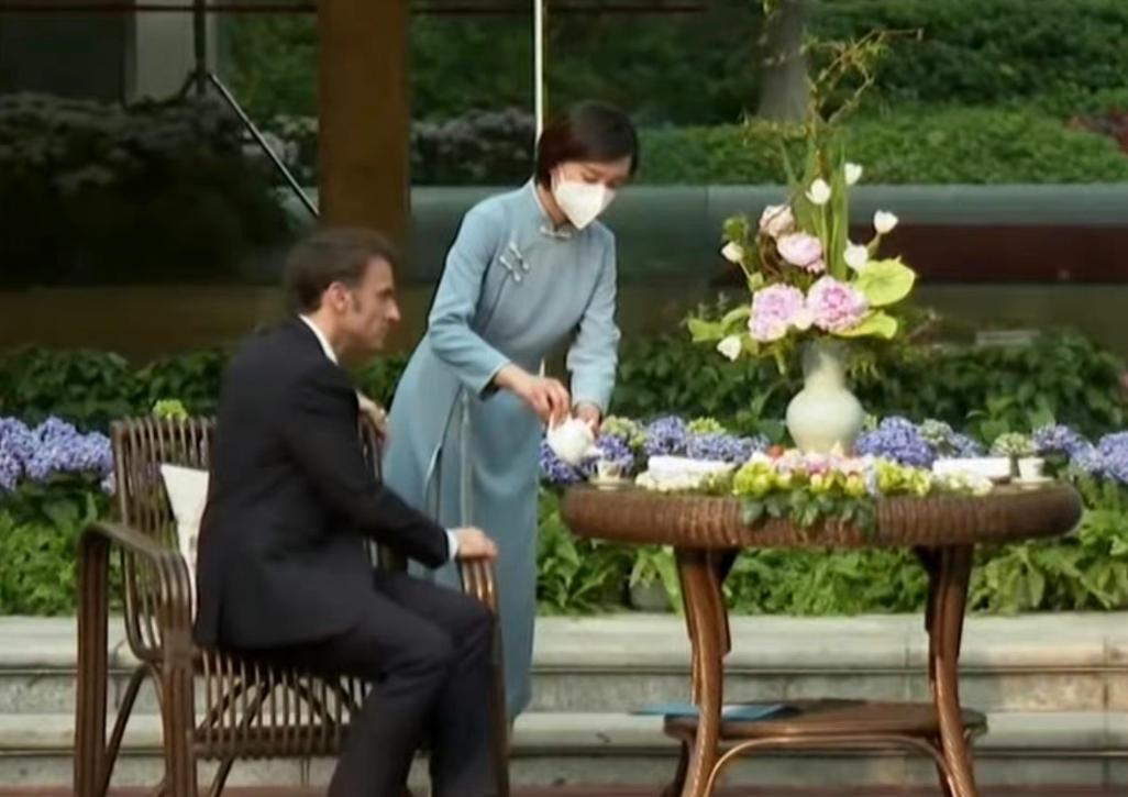 马克龙一个人吃饭时挺闲情逸致的，鲜花缀餐桌。他和妻子士兵一起吃饭很豪迈，美酒不可