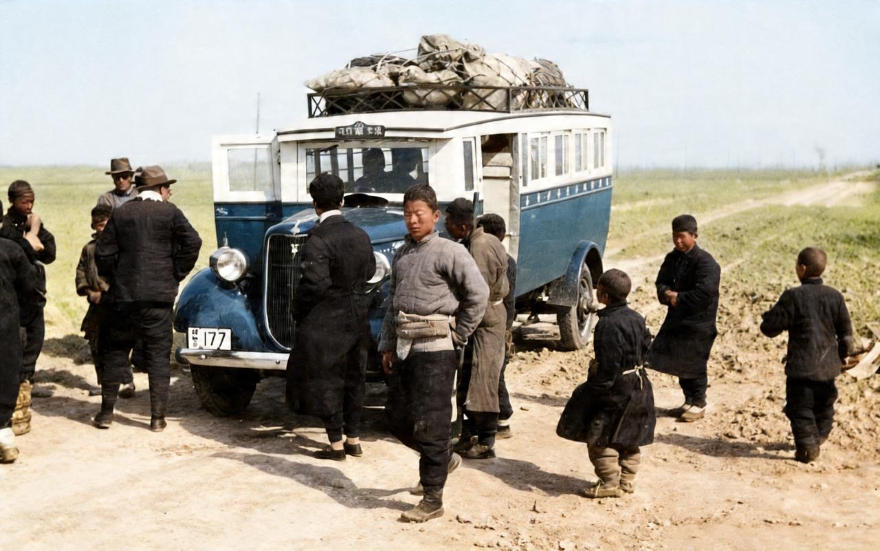 这是民国时期一辆公交车在路上抛锚。乘客在车上待不住了下车透透气。当时，公交车的司