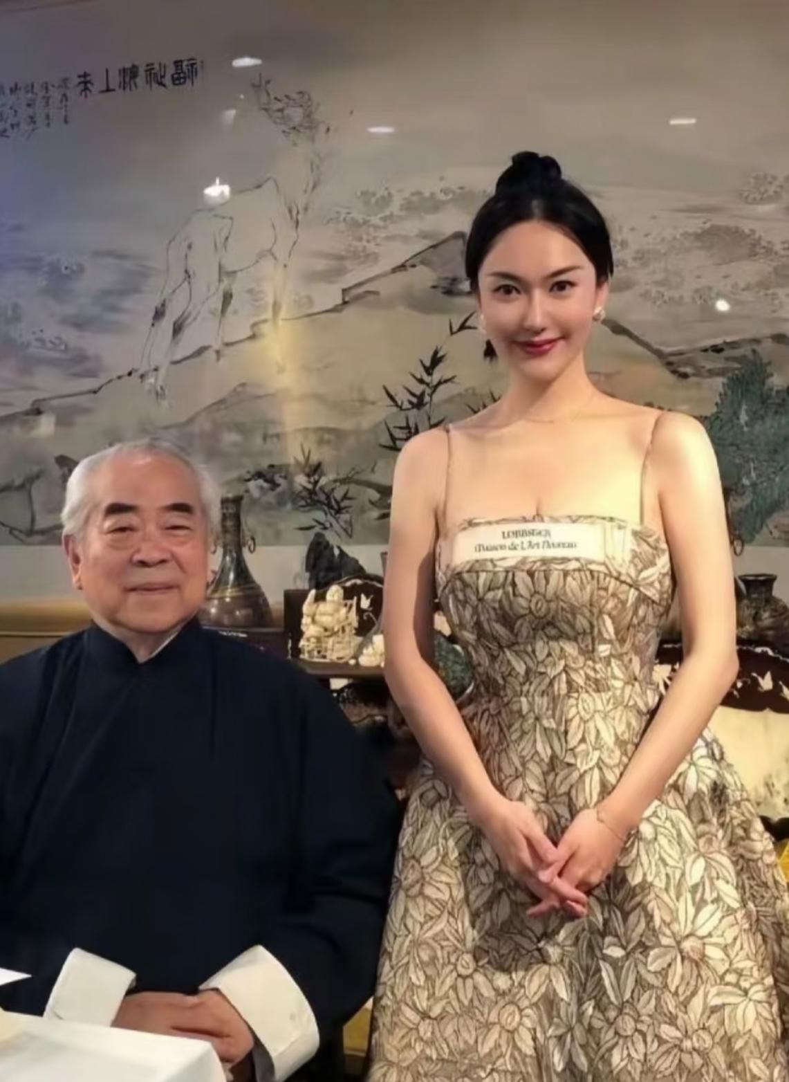 突然明白，为什么很多明星会跟自己的助理结婚，看看范曾就知道了，不是图她年轻漂