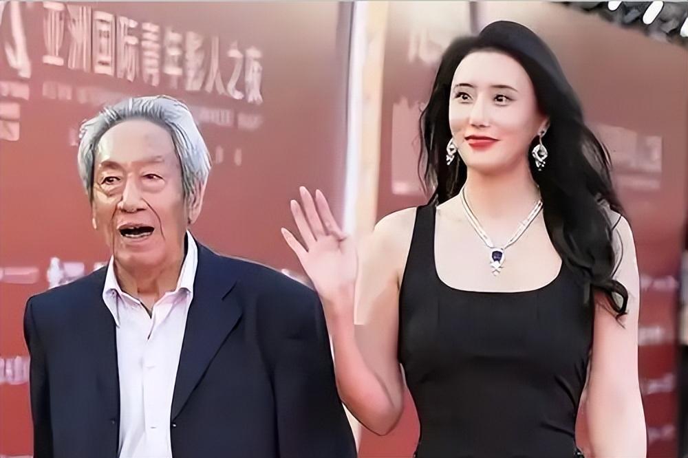 全网骂错了！79岁王奎荣千万身家全转给娇妻，根本不是被算计相差37岁！79岁