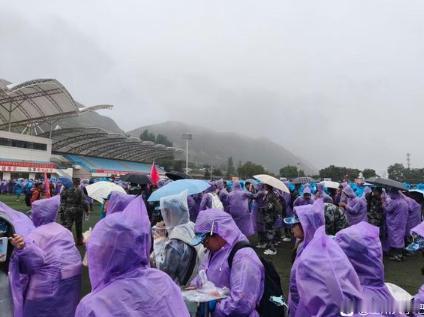 教官冻伤学生发烧，救护车来回跑：兰大五千新生冷雨拉练，保障去哪了？ “一人一
