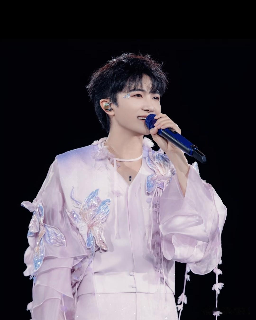 发现个有趣现象：骂周深的人，永远在讨论他像不像女生。而夸他的人却都在分析