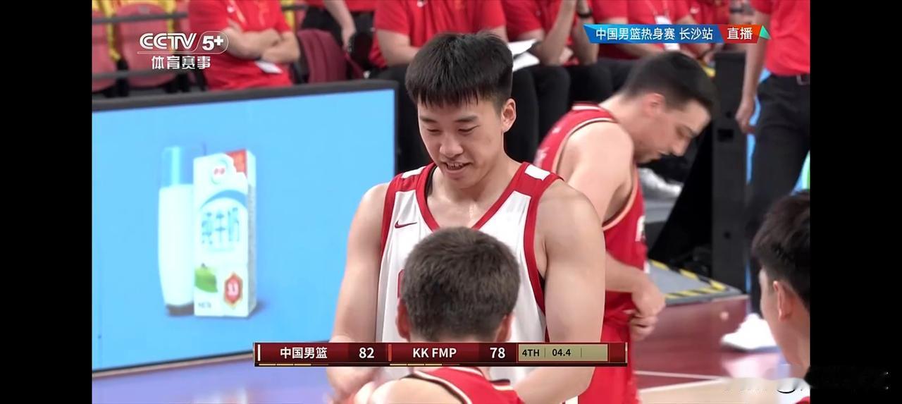 中国队82比78险胜塞尔维亚队！王俊杰抢了10个前场篮板！全场18分14个篮板，