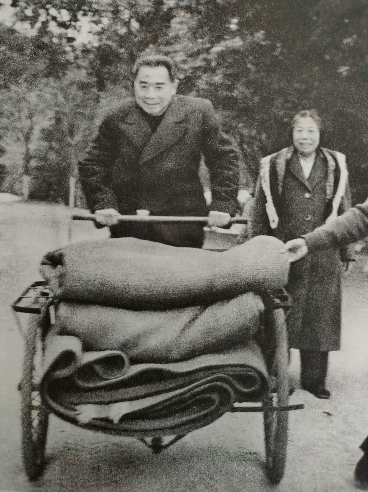 一九五九年，周恩来总理和邓颖超一起在广州从化温泉休假时，主动帮助那里的服务人员，