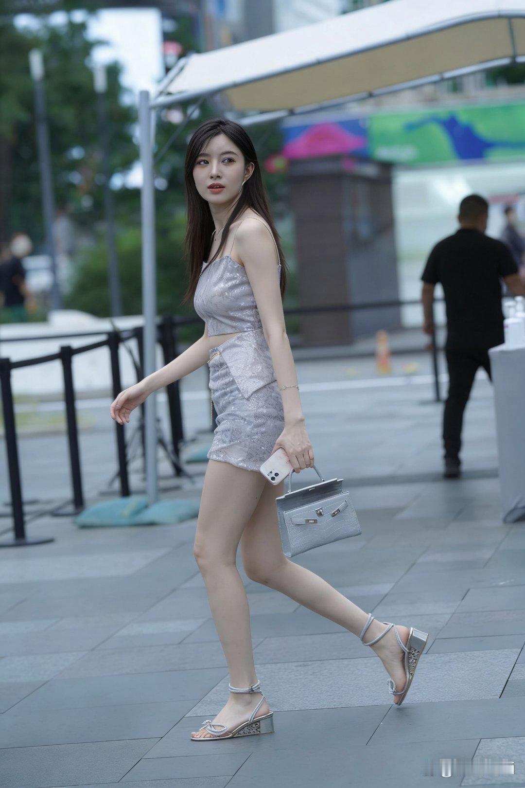 会穿的小姐姐！银灰亮片短款套装，普通人也能抄