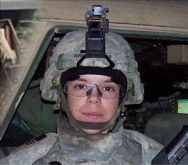 全美哗然！美国一名退役女军官，傍晚悠闲坐在自家院前长椅上翻看手机，全程没有任何过