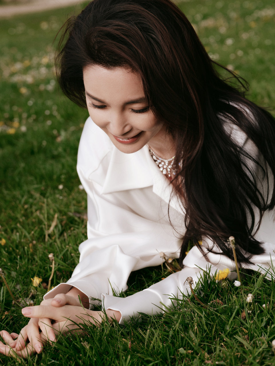 李冰冰海外活动出图，米白色缎面大廓形白衬衫搭配极简黑色高腰缎面修身长裙，经典黑白