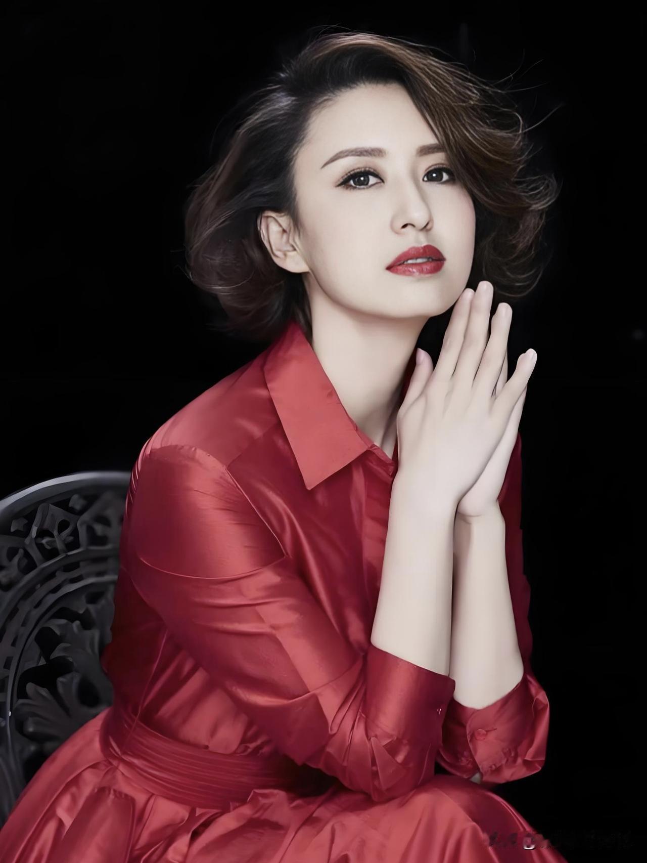 优雅知性，镜头前从容绽放；温婉大气，舞台上光彩照人。张蕾以专业与魅力，诠释主持艺