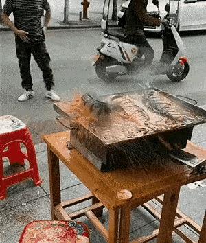 老板：就说我家鱼鲜不鲜吧？