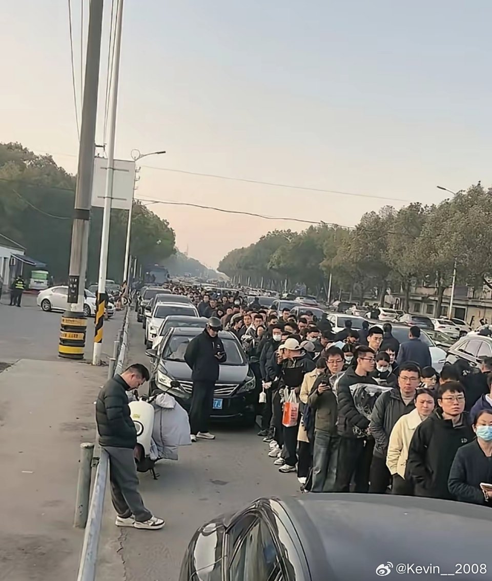 今天张雪峰追悼会上，人们排着队根本看不到头能让普通老百姓怀念的人说明了一切！