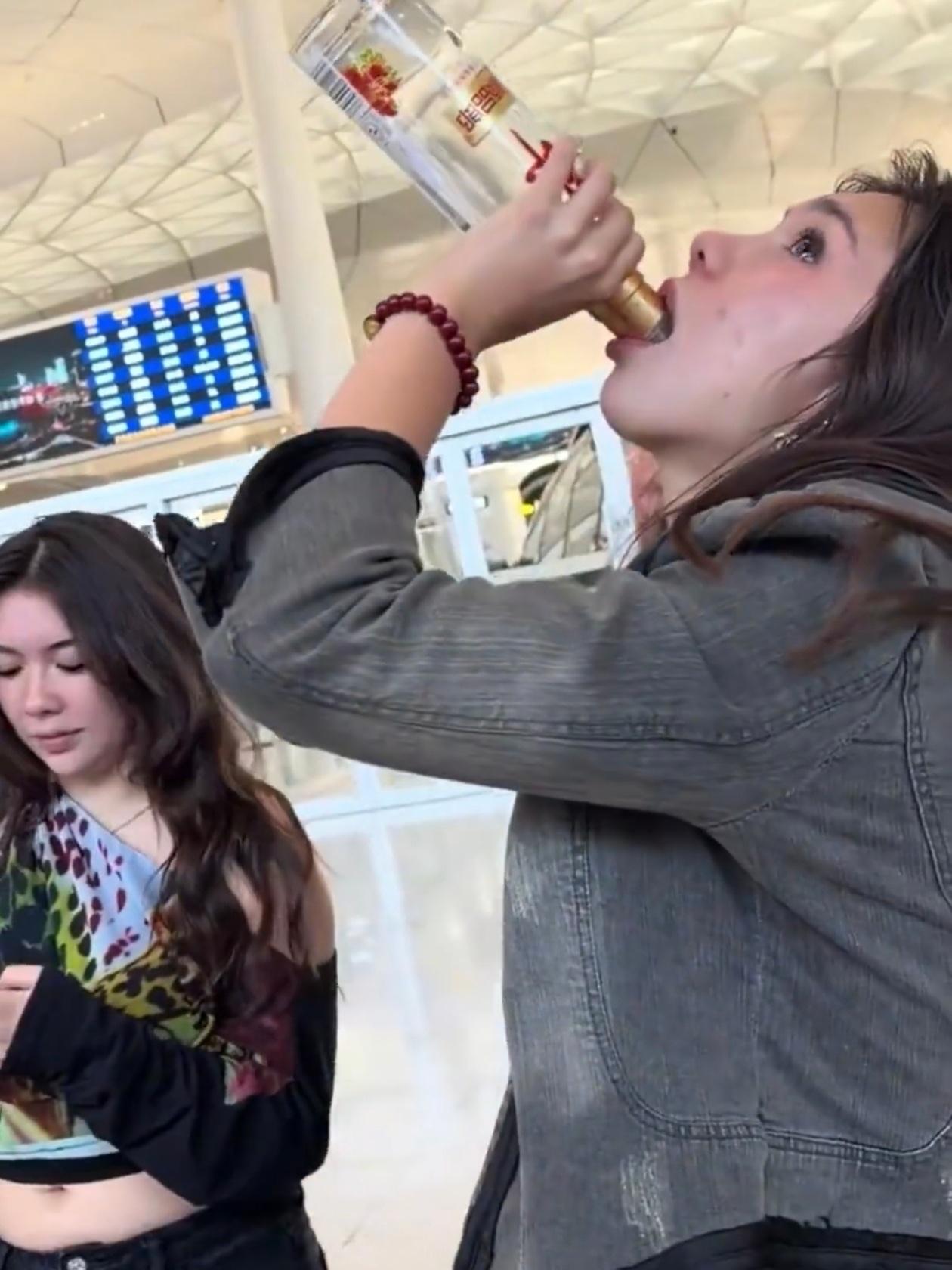 浙江杭州三个女的出去玩买了瓶特产白酒，没喝完带着上高铁，过安检时被拦下来，酒开过