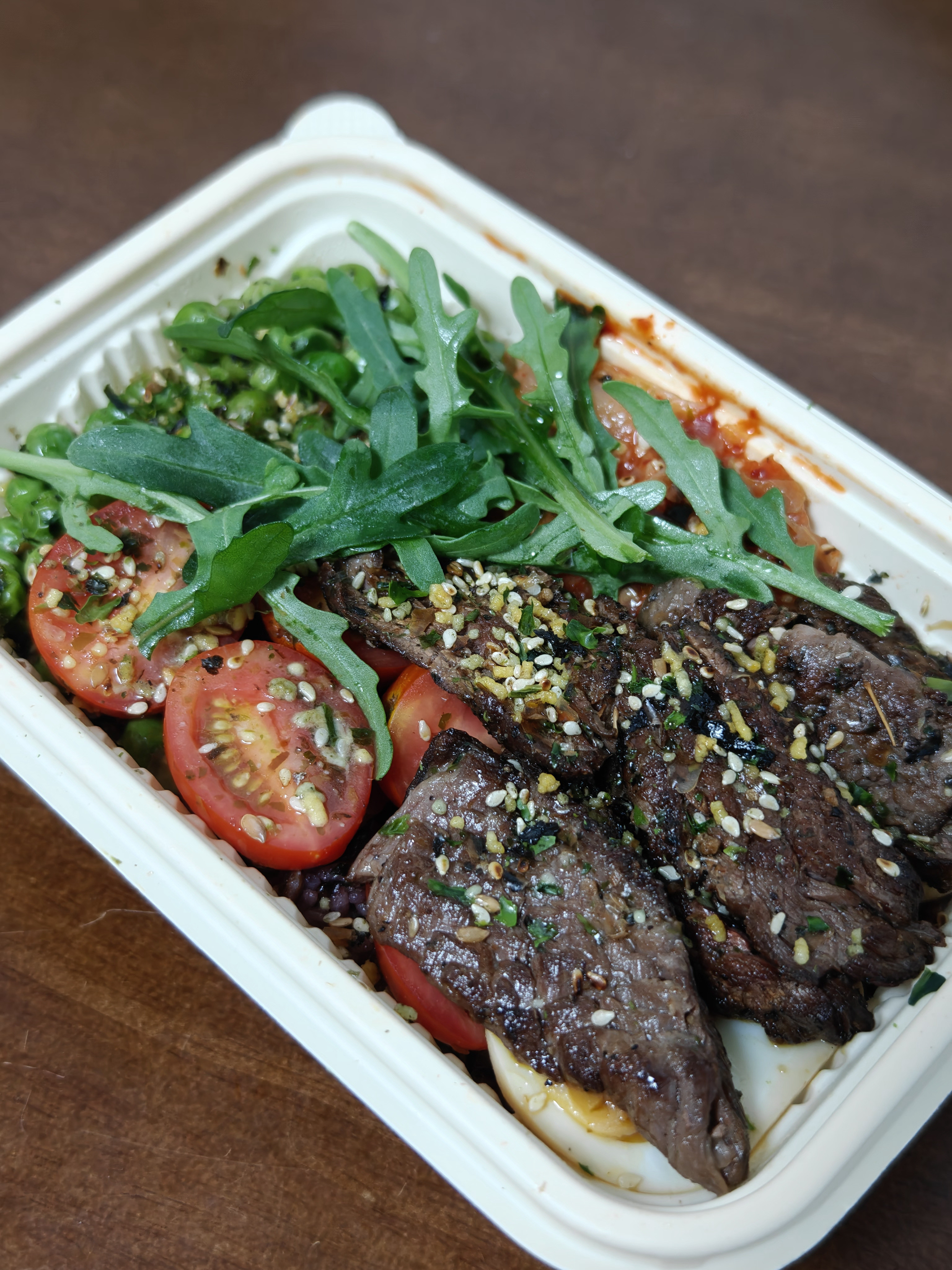 俺妈回湖南的第一天，开始点外卖了～PAIX的辣白菜牛排糙米饭，食材挺新鲜，味道