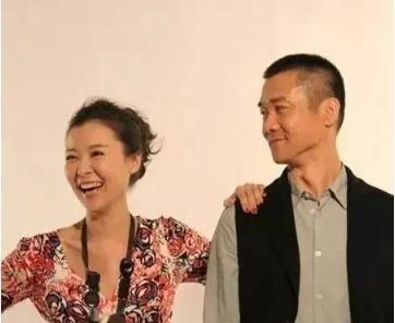 2011年，39岁的柯蓝恋上黄志忠，黄志忠不顾一切与结婚13年的琼瑶女郎何音离婚