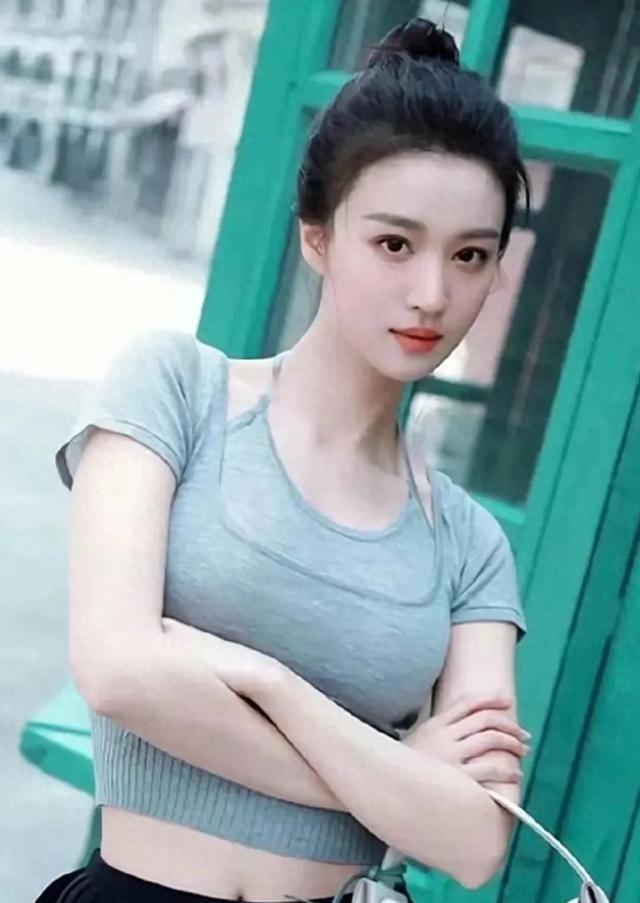 王楚然：身材的天花板，到底有多美！王楚然这身段，真不是吹的。往那一站，腰细腿