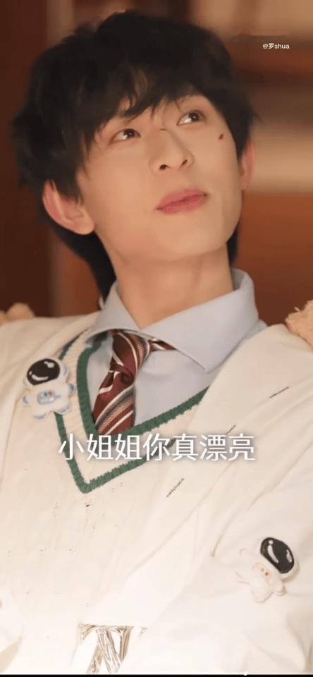 这个演员叫陈添祥，应该是现在的短剧男顶吧，感觉他碾压一大堆长剧男主，现在短剧爆人