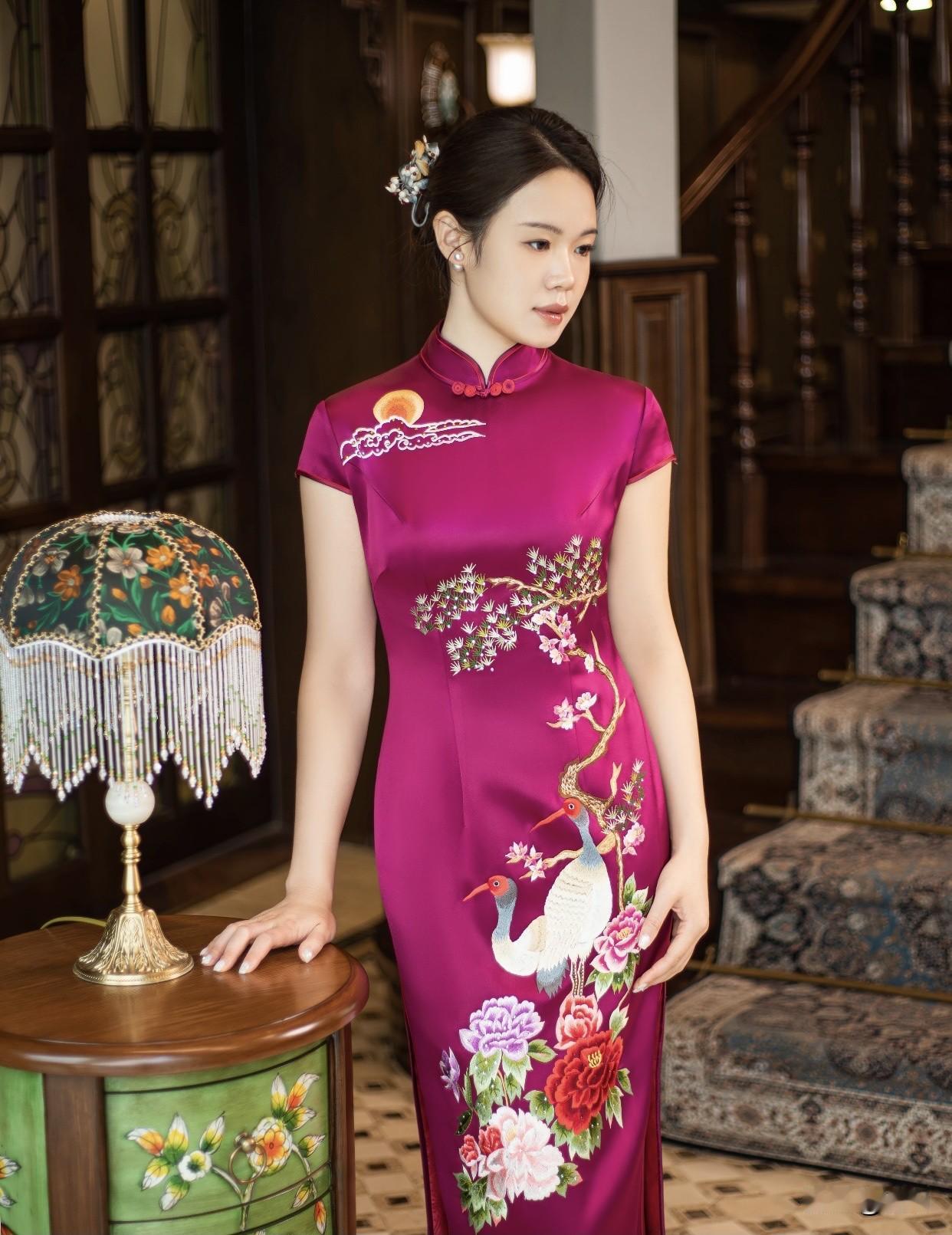 如何把旗袍穿出自己的气质颜色要与自身肤色相衬，肤色暗就别选太亮的色。