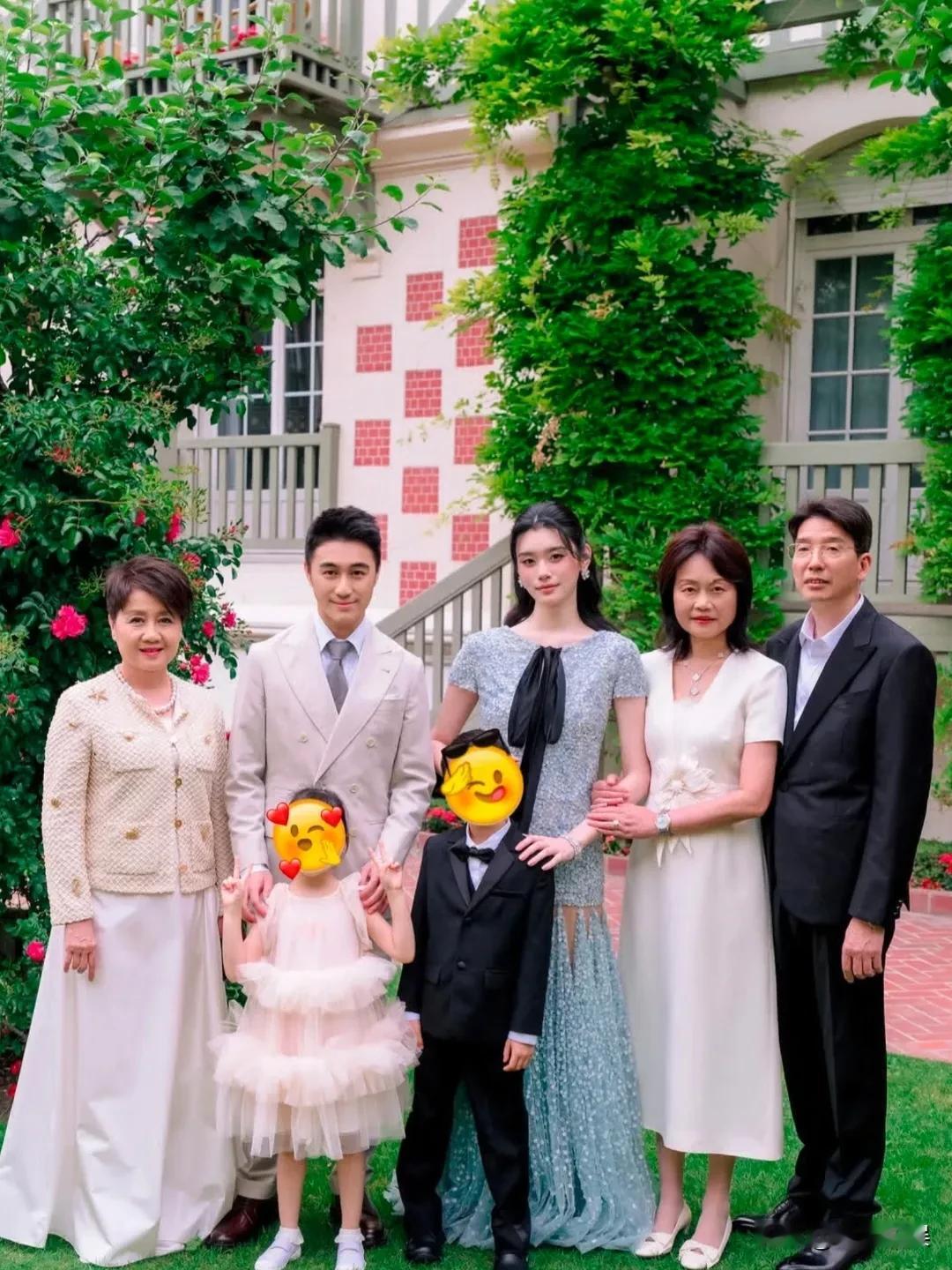 奚梦瑶和何猷君在法国补办婚礼，两方的长辈都到场，看了大合照，才知道奚梦瑶是中了基