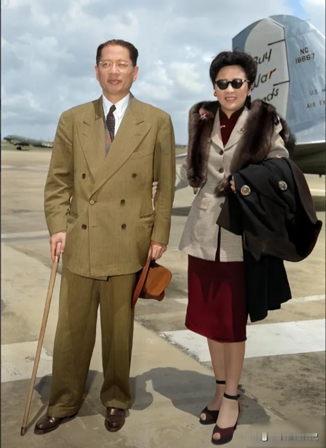 这张彩色老照片，定格了宋子文与夫人张乐怡在旧金山机场的珍贵瞬间。宋子文身着卡其