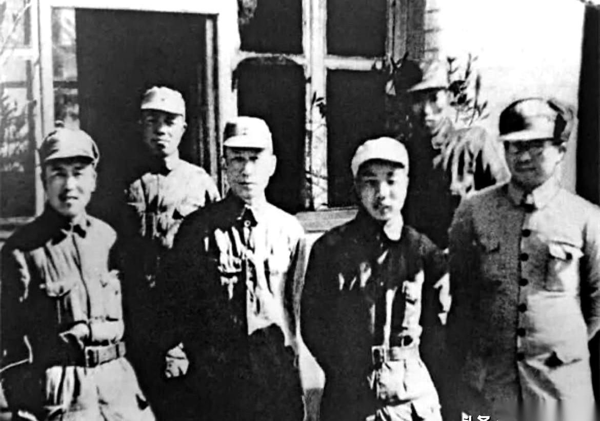 1942年，山东临沭一个叫朱樊村的小院里，几个人坐在一张长凳上。相机要拍了，但