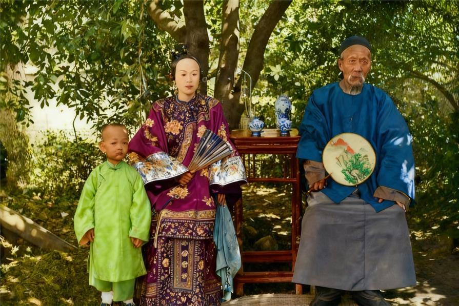 这张拍摄于光绪初期的老照片，是清末台湾府（今台南）少有的官绅家庭影像遗存。画面